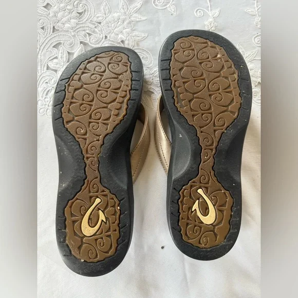 Ola Kai, ladies, size 8, gold and black flip-flop sandal good condition. - Picture 5 of 12